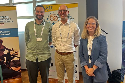 Leon Yessad, Prof. Dr. André Bruns und Christine Rutka auf der ETC in Mailand © Hochschule RheinMain