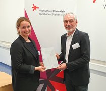 BGW-Preisträgerin 2023 Victoria Klemm mit dem Vorsitzenden der Betriebswirtschaftlichen Gesellschaft Wiesbaden Klaus Hoffmann