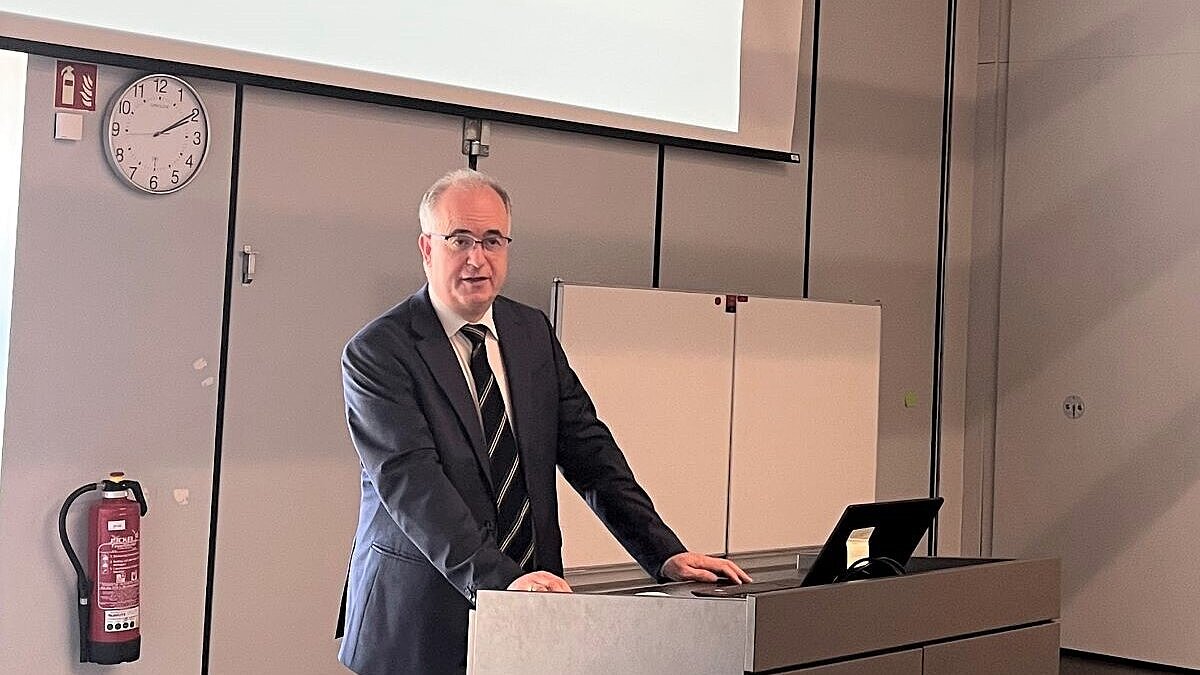 Prof. Dr. Rainer Wedde steht am Rednerpult