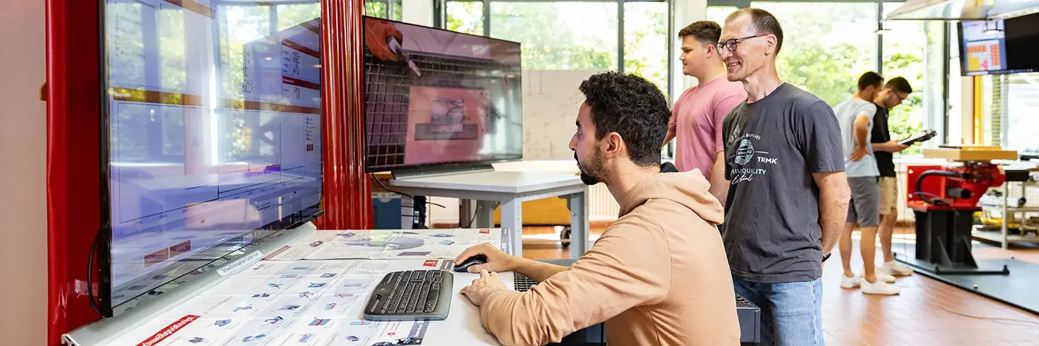 Personen arbeiten in einem Labor des Fachbereichs Ingenieurwissenschaften der Hochschule RheinMain.