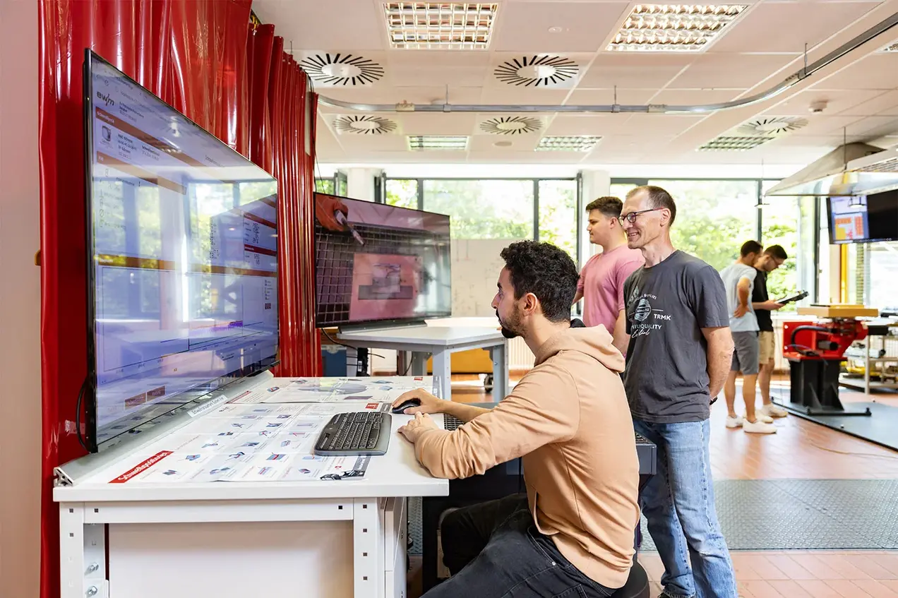 Personen arbeiten in einem Labor des Fachbereichs Ingenieurwissenschaften der Hochschule RheinMain.