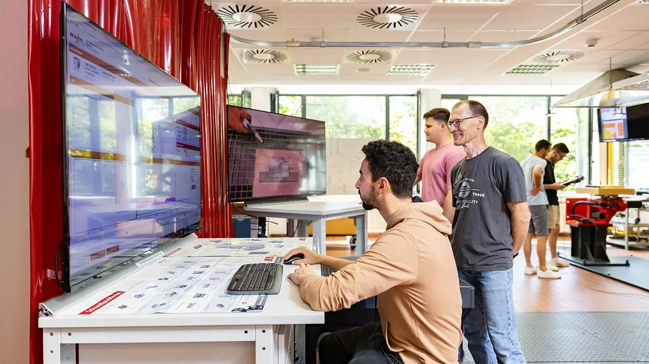 Promotionszentrum Systemintegrierte Ingenieurwissenschaft Personen arbeiten in einem Labor des Fachbereichs Ingenieurwissenschaften der Hochschule RheinMain.