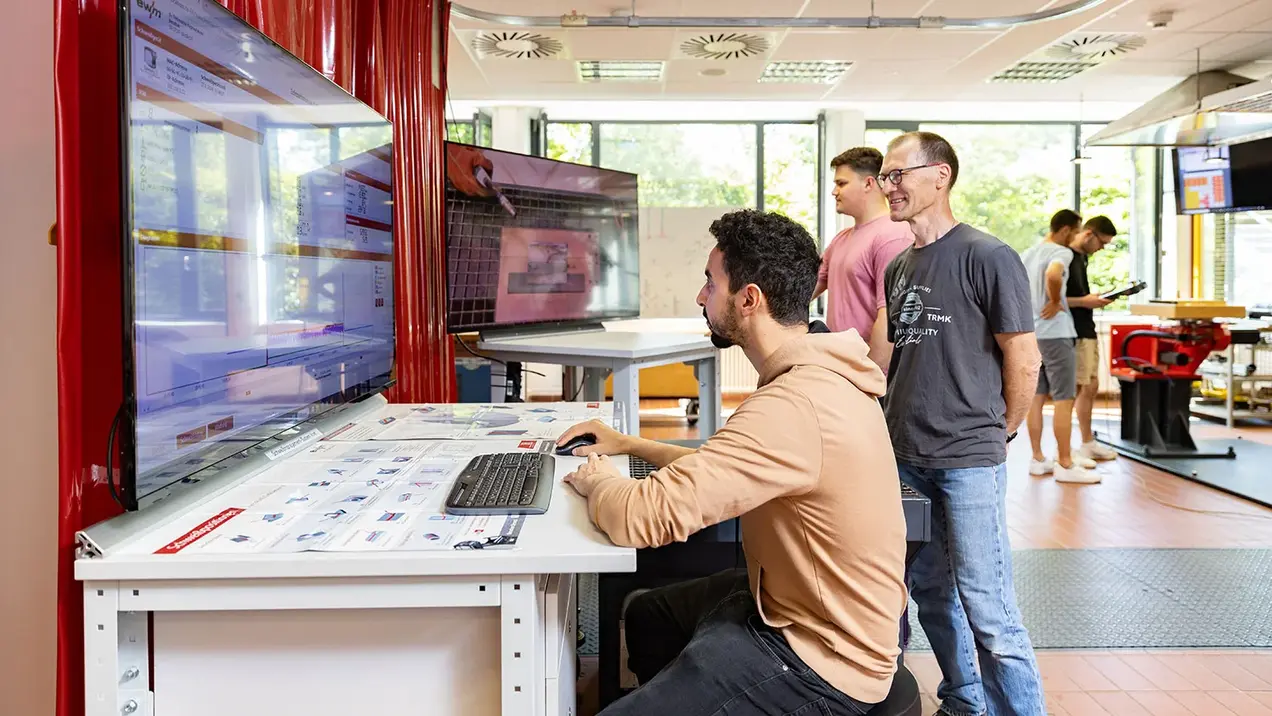 Personen arbeiten in einem Labor des Fachbereichs Ingenieurwissenschaften der Hochschule RheinMain.