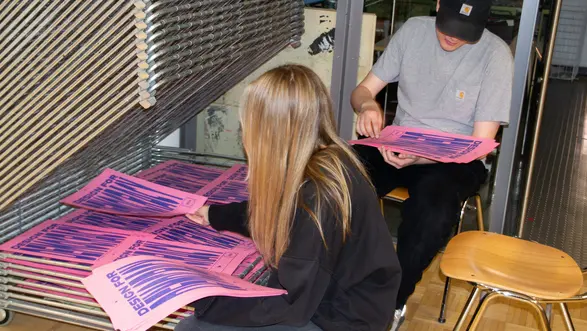 Studierende sortieren Titelblätter