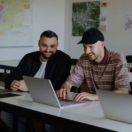 Studierende der HSRM arbeiten an Laptops