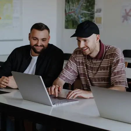 Studierende der HSRM arbeiten an Laptops