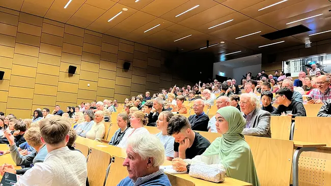Blick in das Publikum beim Vortrag von Amelie Schoenenwald