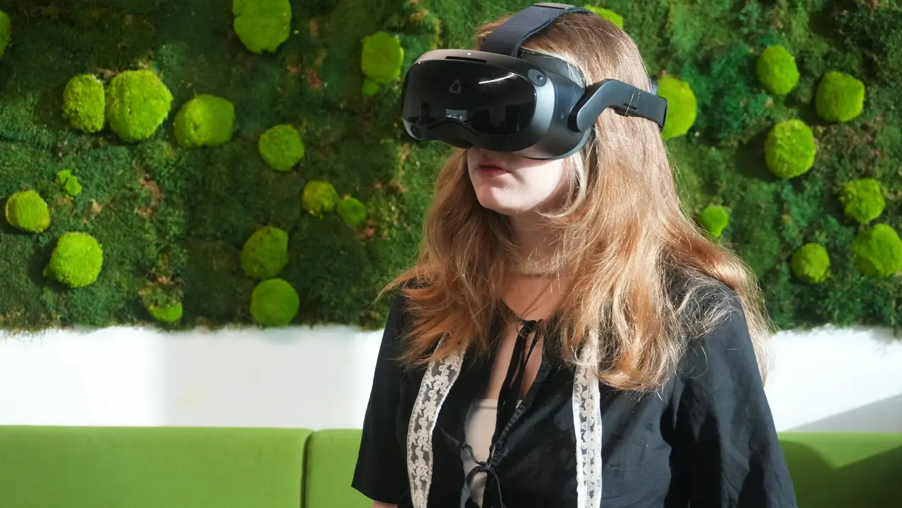 Vr-Brille und Mooswand