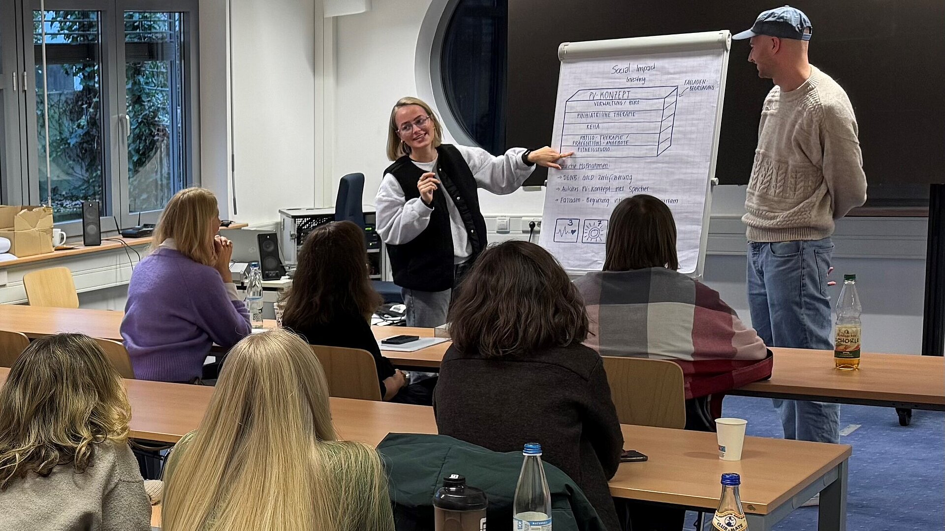 Studierende halten einen Vortrag