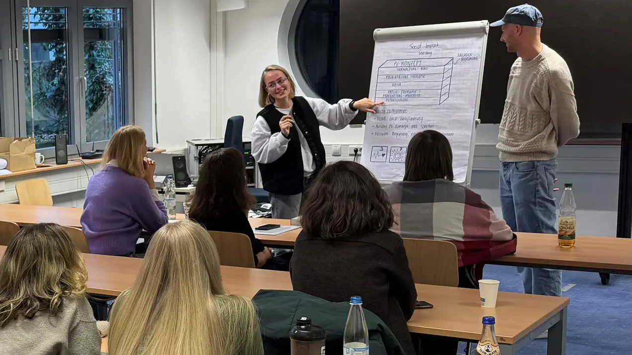 Studierende halten einen Vortrag