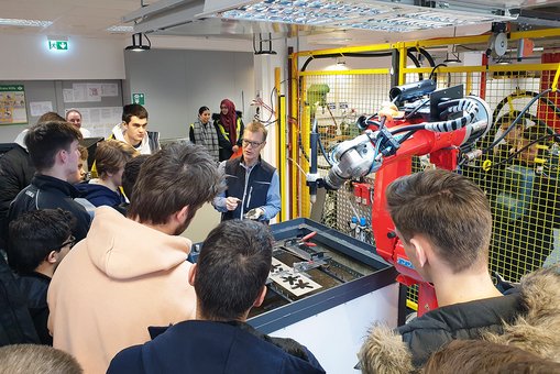 Schülerinnen und Schüler im Robotik-Labor