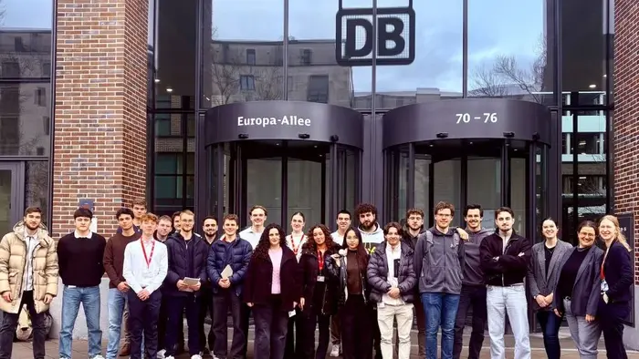 Die Studierenden des Wirtschaftsingenieurwesens vor der Zentrale der DB in Frankfurt.