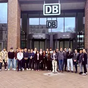 Die Studierenden des Wirtschaftsingenieurwesens vor der Zentrale der DB in Frankfurt.