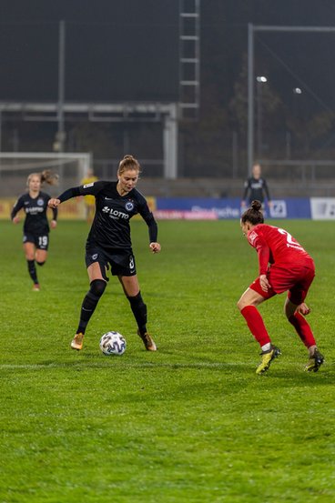 Spielszene mit Sjoeke Nüsken im Trikot von Fußball-Bundesligist Eintracht Frankfurt