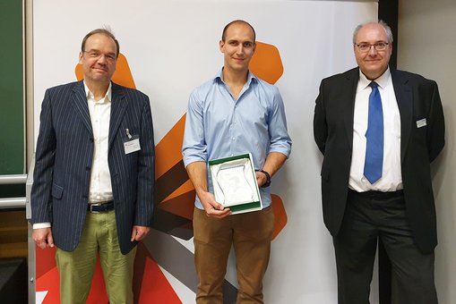 Absolvent Michael Heid mit dem betreuenden Professor Dr. Georg Fries (l.) sowie Jürgen Vorreiter vom VDE Rhein-Main