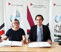 Hochschulpräsidentin Prof. Dr. Eva Waller und Maximilian Meyer zu Schwabedissen, Partner bei Grant Thornton in Wiesbaden, unterzeichnen den Kooperationsvertrag.