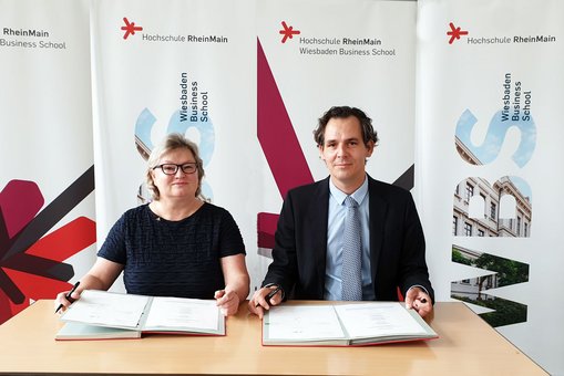 Hochschulpräsidentin Prof. Dr. Eva Waller und Maximilian Meyer zu Schwabedissen, Partner bei Grant Thornton in Wiesbaden, unterzeichnen den Kooperationsvertrag.