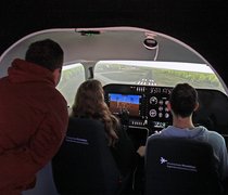 Studierende im Flugsimulator der Hochschule RheinMain