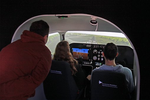 Studierende im Flugsimulator der Hochschule RheinMain