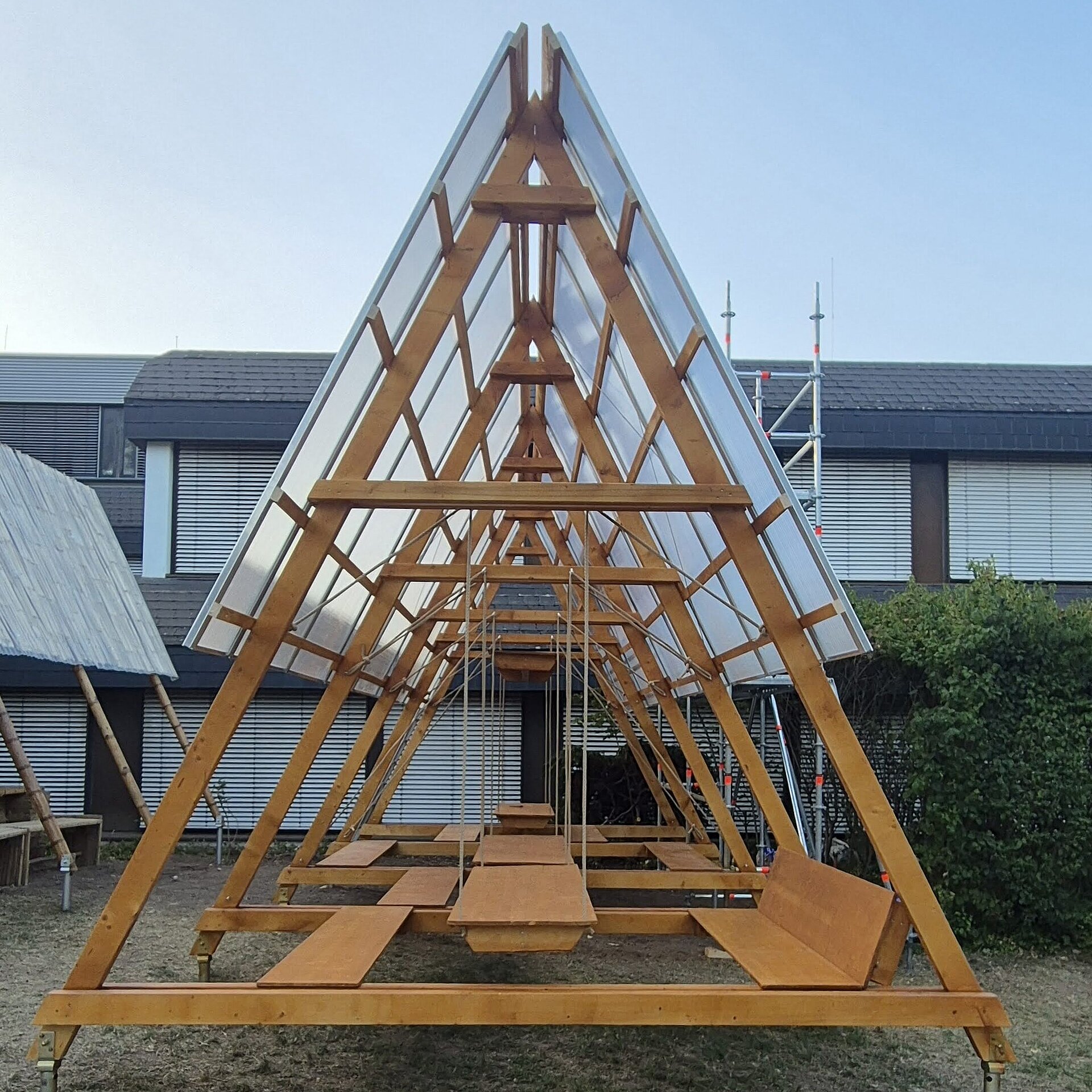 Ein Pavillon auf dem Campus der HSRM, gebaut während der Summer School
