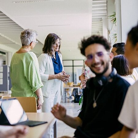 Personen im Foyer Gespräche im Foyer