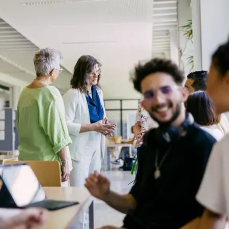 Personen im Foyer Gespräche im Foyer