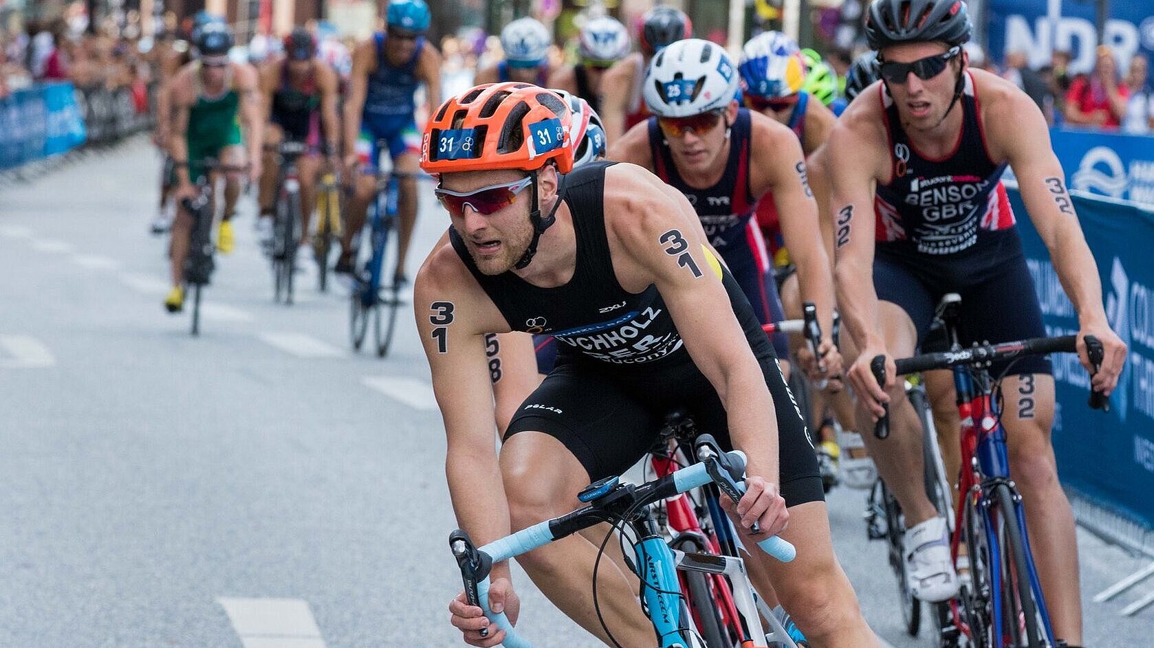 Gregor Buchholz Fahrrahd Gregor Buchholz, ehemaliger Studierender am Fachbereich Ingenieurwissenschaften, beim Radfahren während eines Triathlons