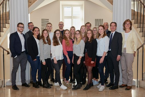 Die Stipendiatinnen und Stipendiaten des Sommersemesters 2019 mit dem Vorstand der Richard-Müller-Stiftung.
