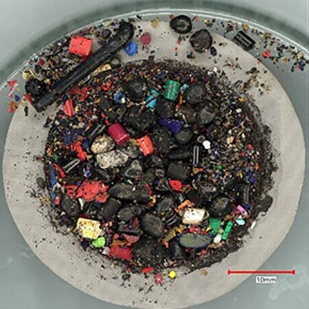 Mikroplastik zurückgehalten auf einem Edelstahlrundfilter