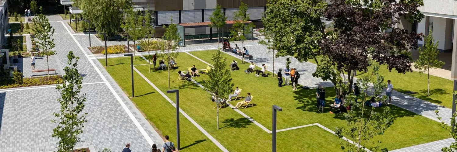 Blick von oben auf den grünen Innenhof am Campus Rüsselsheim