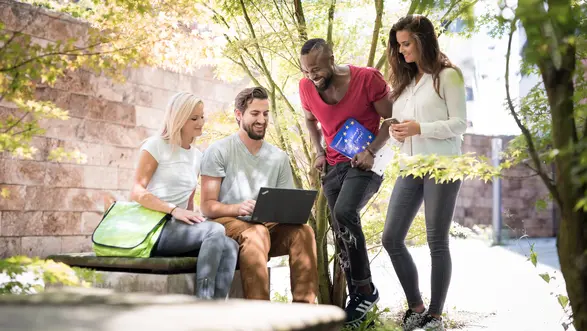 Gruppe junger Menschen im Freien mit Erasmus-Block