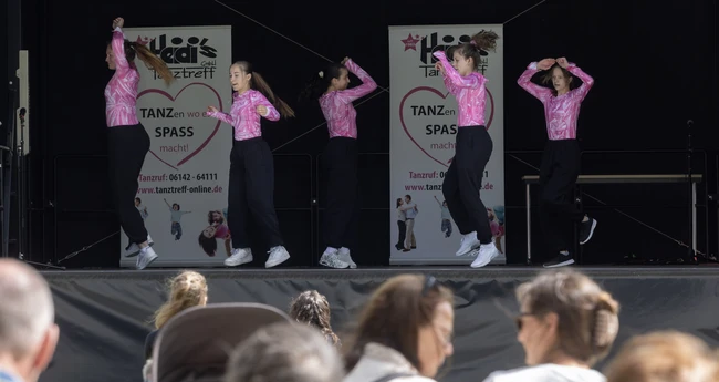 Die Tanzgruppe von Heidi's Tanztreff begeistert das Publikum mit ihrer Tanzeinlage.
