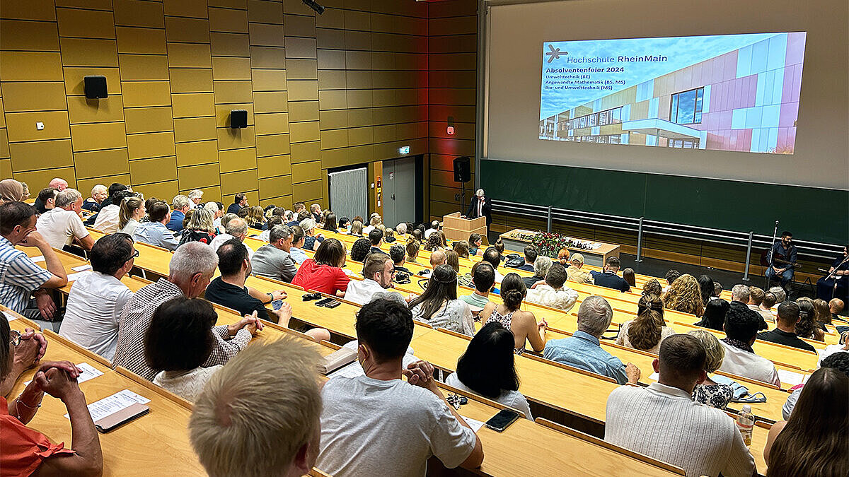 Blick in einen vollbesetzten Hörsaal der Hochschule RheinMain