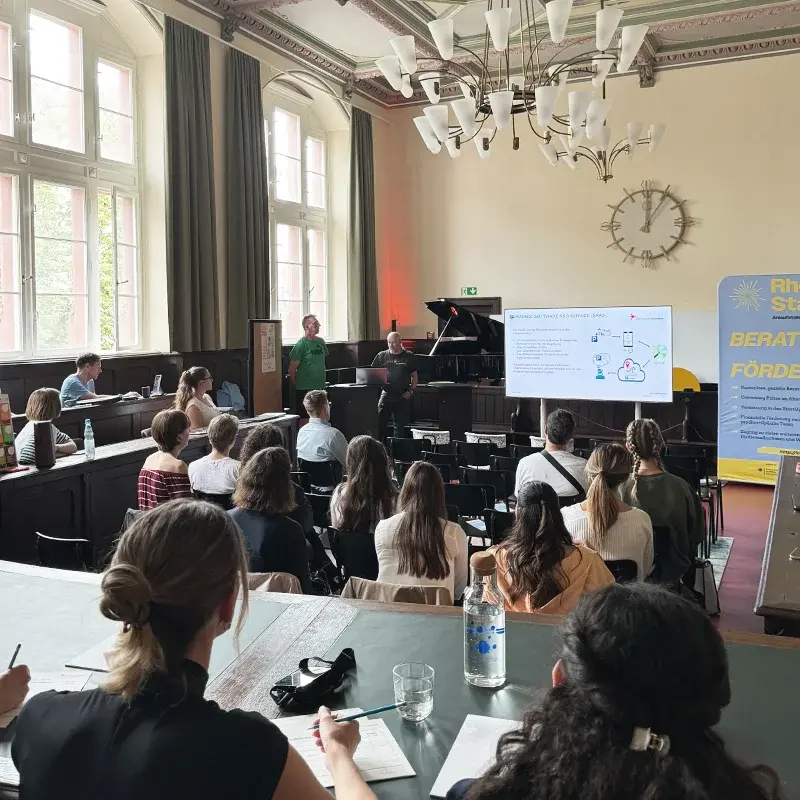 Die Teilnehmende des Project Power Pitch Days beim Präsentieren ihrer Gründungsideen. 