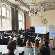 Die Teilnehmende des Project Power Pitch Days beim Präsentieren ihrer Gründungsideen. 