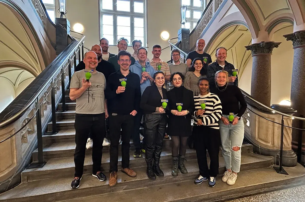 Gruppenfoto der Teilnehmer:innen und Jury-Mitglieder sowie des Orga-Teams des Green Innovation Camps im Alten Gericht