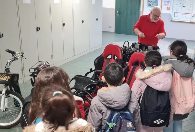 Georg Derscheid, Laboringenieur im Labor für Wasserstoff und Energiespeicher, präsentiert den realen Wasserstoff-Buggy.