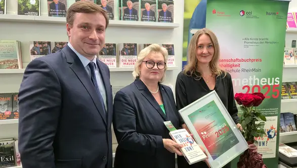 von links: Prof. Dr. Dr. Alexander Moutchnik, Prof. Dr. Eva Waller und Prof. Dr. Dr. Frauke Rostalski auf der Frankfurter Buchmesse
