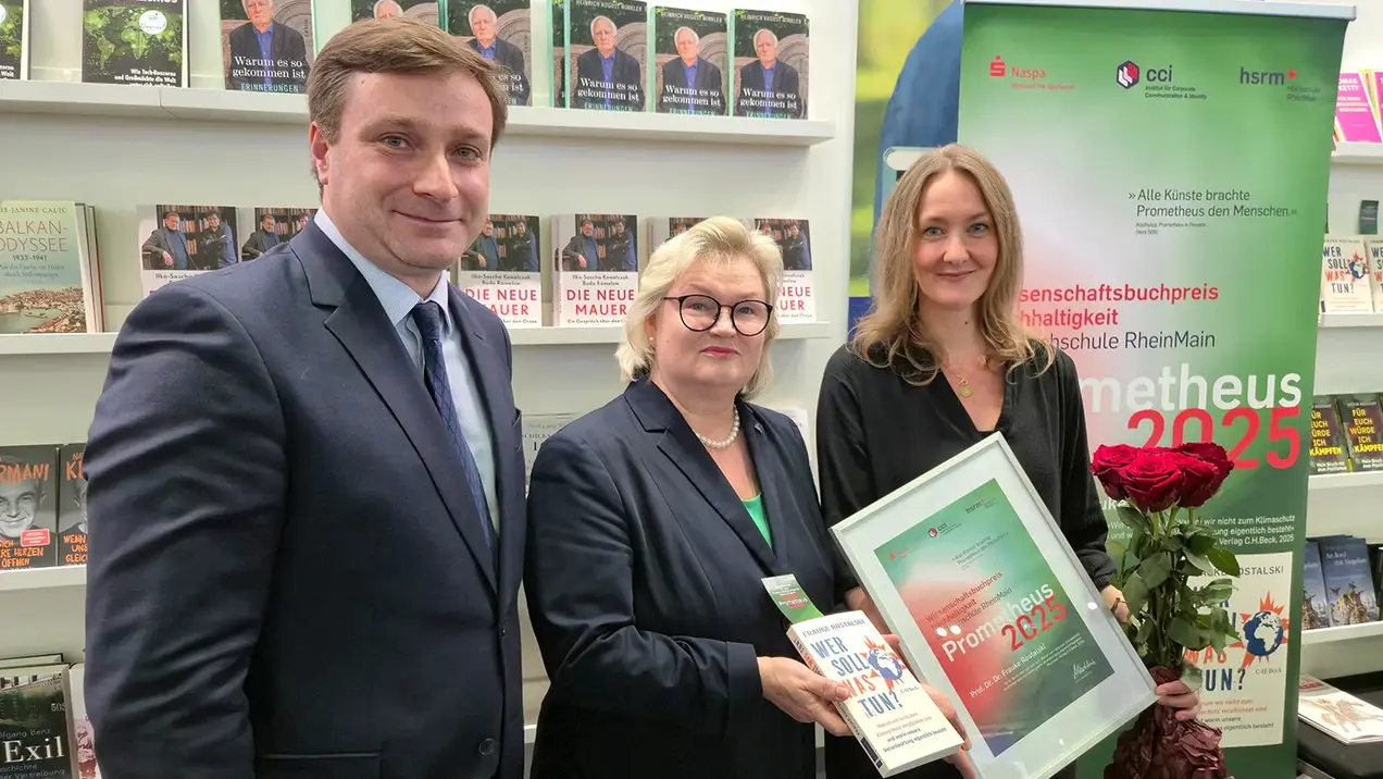 von links: Prof. Dr. Dr. Alexander Moutchnik, Prof. Dr. Eva Waller und Prof. Dr. Dr. Frauke Rostalski auf der Frankfurter Buchmesse