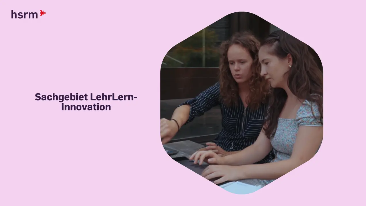 Zwei Frauen sitzen am Tisch und arbeiten zusammen an einem Laptop. Die Szene vermittelt Zusammenarbeit und Innovation im Bereich Lehr- und Lernprozesse. Links steht der Text „Sachgebiet LehrLern-Innovation“.