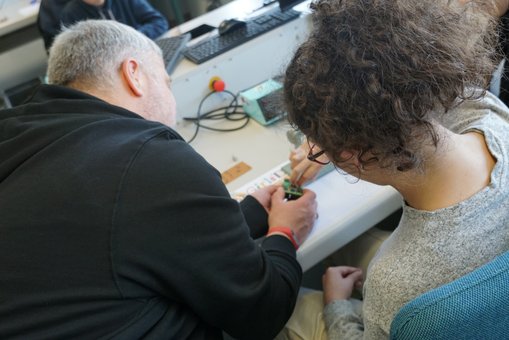 Dreihändig Löten im Elektronik-Labor bei Herrn Hottum