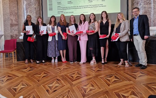 Urkundenübergabe von Studiendekan Prof. Dr. Stephan Böhm 