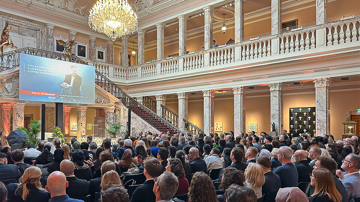 Blick ins vollbesetzte Foyer der Sektkellerei Henkell während der Graduierungsfeier des Fachbereichs Wiesbaden Business School