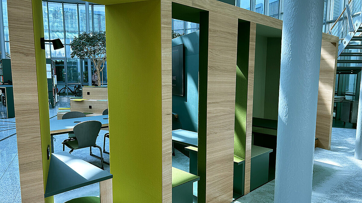 Blick auf die in Grüntönen gestaltete Raumskulptur in der Bibliothek Unter den Eichen