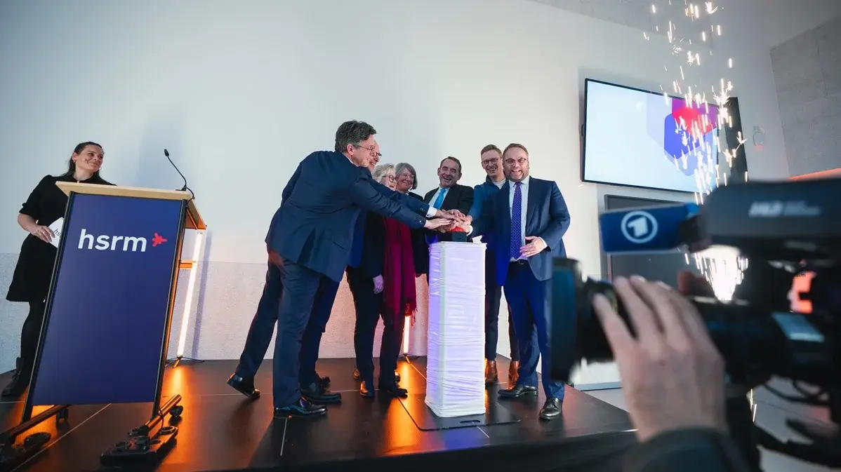 Leonie Koch, Carsten Krafft, Dr. Stefan Korbach, Prof. Dr. Eva Waller, Dr. Tilli-Charlotte Reinhardt, Prof. Dr. R. Alexander Lorz, Alexander Hoffmann, Timon Gremmels bei der Einweihung von Gebäude L am Campus Kurt-Schumacher-Ring der HSRM.