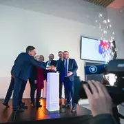 Leonie Koch, Carsten Krafft, Dr. Stefan Korbach, Prof. Dr. Eva Waller, Dr. Tilli-Charlotte Reinhardt, Prof. Dr. R. Alexander Lorz, Alexander Hoffmann, Timon Gremmels bei der Einweihung von Gebäude L am Campus Kurt-Schumacher-Ring der HSRM.