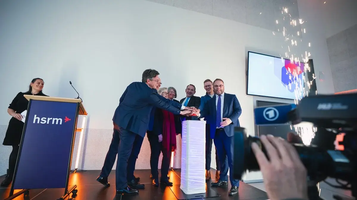Leonie Koch, Carsten Krafft, Dr. Stefan Korbach, Prof. Dr. Eva Waller, Dr. Tilli-Charlotte Reinhardt, Prof. Dr. R. Alexander Lorz, Alexander Hoffmann, Timon Gremmels bei der Einweihung von Gebäude L am Campus Kurt-Schumacher-Ring der HSRM.