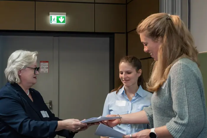 Prof. Dr. Eva Waller überreicht die Urkunden
