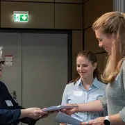 Prof. Dr. Eva Waller überreicht die Urkunden