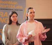 Zwei Studentinnen während ihrer Präsentation